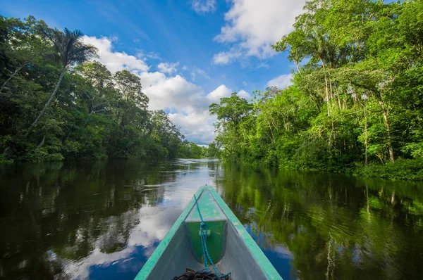 Voyager en bateau dans la profondeur des jungles amazoniennes dans le parc national de Cuyabeno, Équateur — Photo