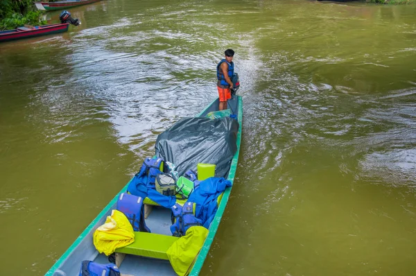 CUYABENO, ECUADOR - NOVEMBER 16, 2016: Unidentified man travelling by boat into the depth of Amazon Jungle in Cuyabeno National Park, Ecuador — Stock Photo, Image