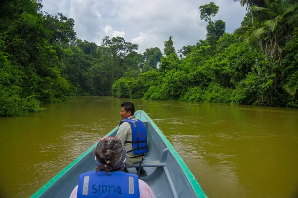 Cuyabeno, Ecuador - 16 November, 2016: Oidentifierade personer som reser med båt in i djupet av Amazonas djungel i Cuyabeno nationalpark, Ecuador — Stockfoto