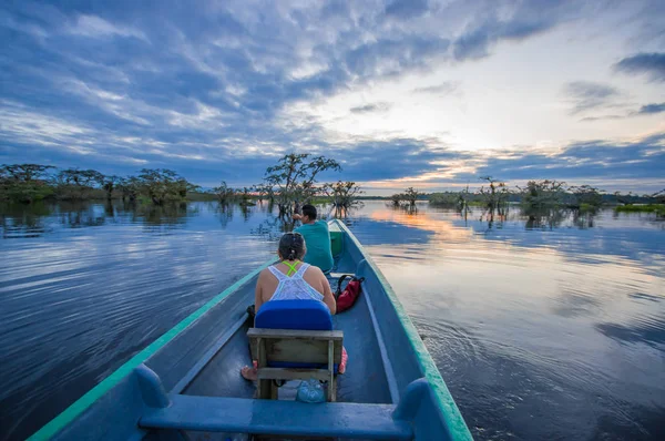 厄瓜多尔 cuyabeno 国家公园河边欣赏日落的人们 — 图库照片