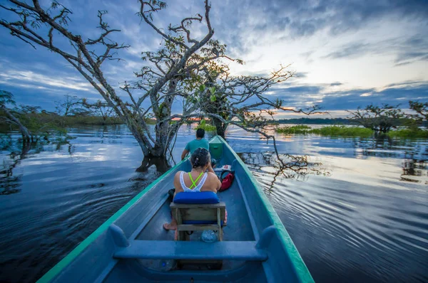 厄瓜多尔 cuyabeno 国家公园河边欣赏日落的人们 — 图库照片