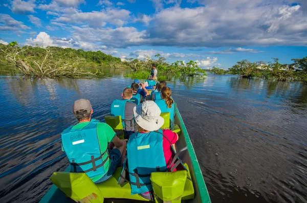 CUYABENO, ECUADOR - NOVEMBER 16, 2016: Unidentified people travelling by boat into the depth of Amazon Jungle in Cuyabeno National Park, Ecuador — Stock Photo, Image
