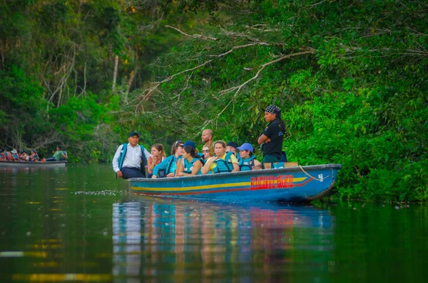 CUYABENO, ECUADOR - NOVEMBER 16, 2016: Unidentified people travelling by boat into the depth of Amazon Jungle in Cuyabeno National Park, Ecuador — Stock Photo, Image
