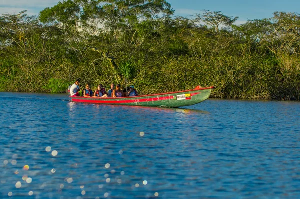 CUYABENO, ECUADOR - 16 DE NOVIEMBRE DE 2016: Personas no identificadas viajando en barco por el Parque Nacional Cuyabeno, Ecuador — Foto de Stock