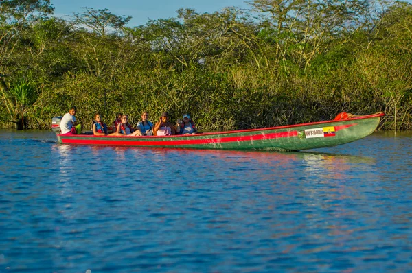 Cuyabeno, Ekvator - 16 Kasım 2016: kimliği belirsiz kişi tekne Cuyabeno Milli Parkı, Ekvator ile seyahat