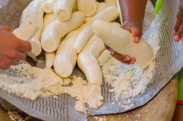 Yuca rallada siendo preparada para pan en un pueblo de Siona en la Reserva de Vida Silvestre Cuyabeno, Ecuador —  Fotos de Stock