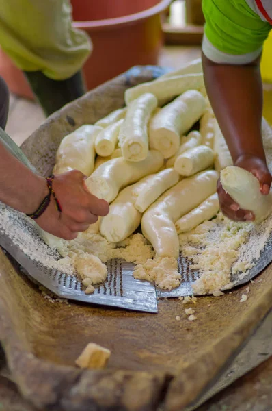 Yuca rallada siendo preparada para pan en un pueblo de Siona en la Reserva de Vida Silvestre Cuyabeno, Ecuador —  Fotos de Stock