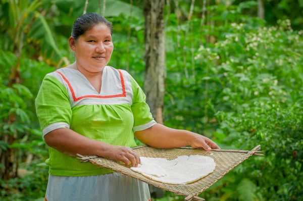 LAGO AGRIO, ECUADOR - 17 DE NOVIEMBRE DE 2016: Mujer demuestra cocinar tortillas de yuca en una cocina al aire libre en un pueblo de Siona en la Reserva de Vida Silvestre Cuyabeno, Ecuador —  Fotos de Stock