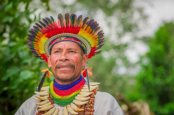 Lago Agrio, Ekvádor - 17 listopadu 2016: Zblízka z Siona šaman v tradičním kroji s kloboukem peří v domorodé vesnici v Cuyabeno Wildlife Reserve — Stock fotografie
