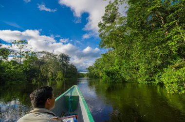 Cuyabeno Milli Parkı, Ekvador Amazon ormanları derinliği içine tekne ile yolculuk