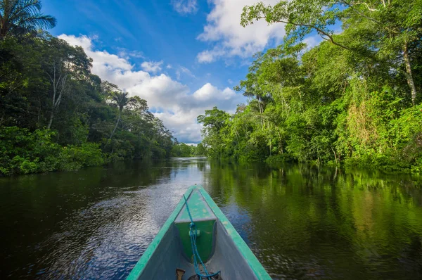 Viajando de barco para a profundidade das selvas amazônicas no Parque Nacional de Cuyabeno, Equador — Fotografia de Stock