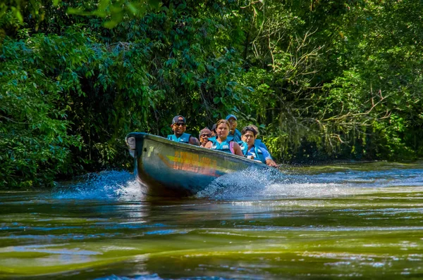 CUYABENO, ECUADOR - NOVEMBER 16, 2016: Unidentified people travelling by boat into the depth of Amazon Jungle in Cuyabeno National Park, Ecuador — Stock Photo, Image