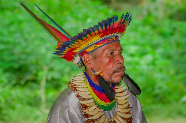 Νησιά Γκαλαπάγκος, Ισημερινός - 17 Νοεμβρίου 2016: Σε κοντινό πλάνο μια Siona σαμάνος στο παραδοσιακό φόρεμα με καπέλο φτερό σε μια αυτόχθονες χωριό στην Cuyabeno Wildlife Reserve — Φωτογραφία Αρχείου