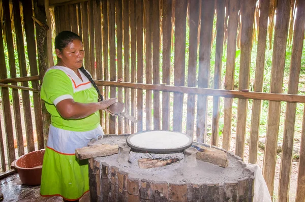 LAGO AGRIO, ECUADOR - 17 NOVEMBRE 2016: Donna dimostra tortillas di yucca in una cucina al chiuso in un villaggio di Siona nella riserva naturale di Cuyabeno, Ecuador — Foto Stock
