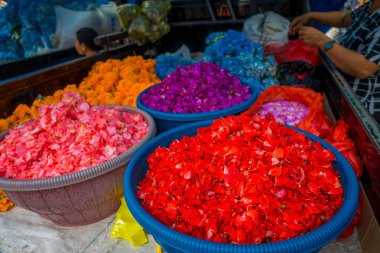 Bali, Endonezya - 08 Şubat 2017: Açık Bali çiçek pazarı. Çiçekler her gün tapınaklar, renkli sepet içinde de sembolik teklifleri olarak Bali dili Hindular tarafından kullanılır