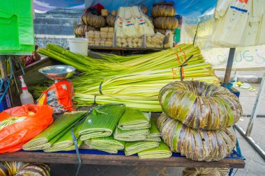 Endonezya Denpasar şehir içinde ahşap bir masa üzerinde farklı bir Pazar yapraklar