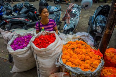 Bali, Endonezya - 08 Şubat 2017: Kimliği belirsiz kişiler açık havada Bali çiçek pazarı. Çiçekler her gün tapınaklar, renkli sepet içinde de sembolik teklifleri olarak Bali dili Hindular tarafından kullanılır