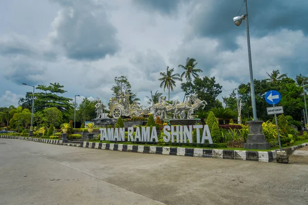 BALI, INDONESIA - MARZO 08, 2017: Telajakan jalan dan taman rama sinta statue in terminal mengwitani, situato a Denpasar in Indonesia — Foto Stock