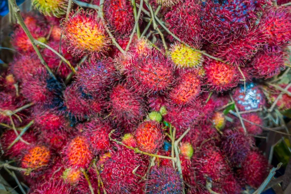 Lezzetli egzotik rambutan meyve, Bali, Endonezya bir pazarda. Meyve arka plan — Stok fotoğraf