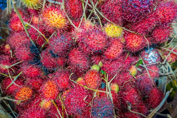 Lezzetli egzotik rambutan meyve, Bali, Endonezya bir pazarda. Meyve arka plan — Stok fotoğraf