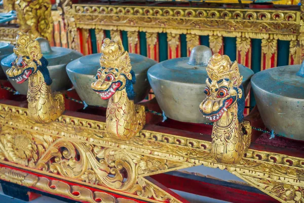 Bali, Indonesië - 08 maart 2017: Hindoe muziekinstrumenten binnenkant van de tempel, traditionele nationale instrumenten, in Denpasar, Bali Indonesië — Stockfoto