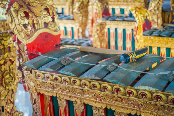 Bali, Indonesië - 08 maart 2017: Hindoe muziekinstrumenten binnenkant van de tempel, traditionele nationale instrumenten, in Denpasar, Bali Indonesië — Stockfoto