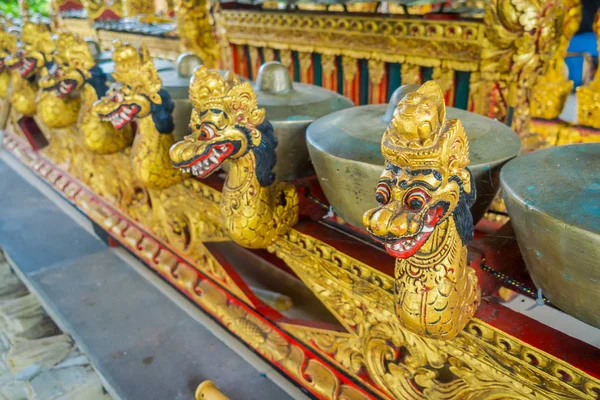 Bali, Indonesië - 08 maart 2017: Hindoe muziekinstrumenten binnenkant van de tempel, traditionele nationale instrumenten, in Denpasar, Bali Indonesië — Stockfoto