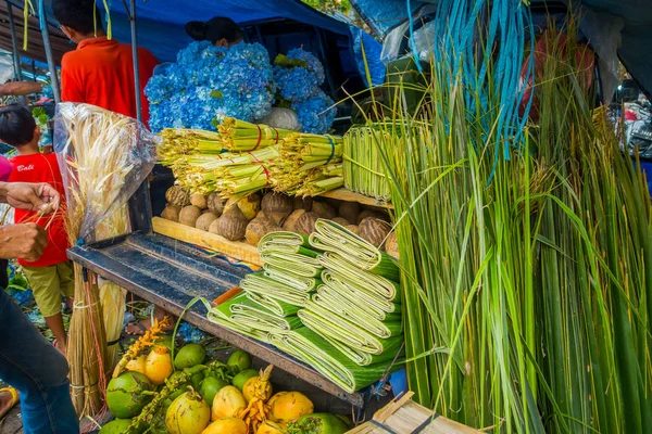 A market with some foods, flowers, coconut in the city of Denpasar in Indonesia — Stock Photo, Image