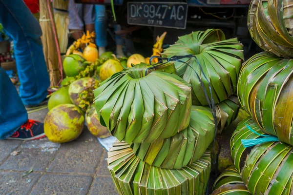 Bazı gıdalar, çiçekler, Endonezya Denpasar şehir içinde Hindistan cevizi ile bir Pazar — Stok fotoğraf