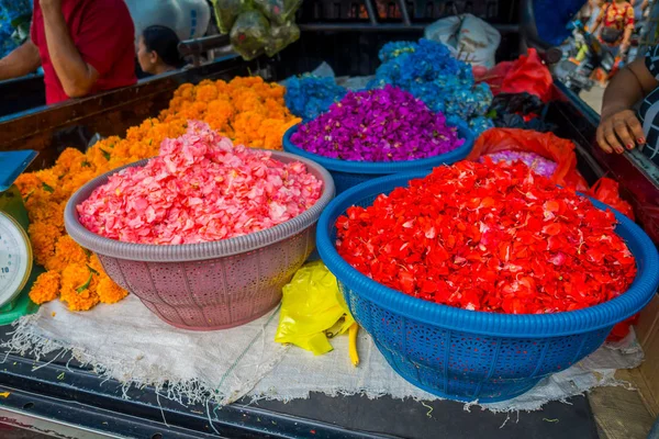 BALI, INDONESIA - MARCH 08, 2017: Outdoor Bali flower market. Flowers are used daily by Balinese Hindus as symbolic offerings at temples, inside of colorful baskets — Stock Photo, Image