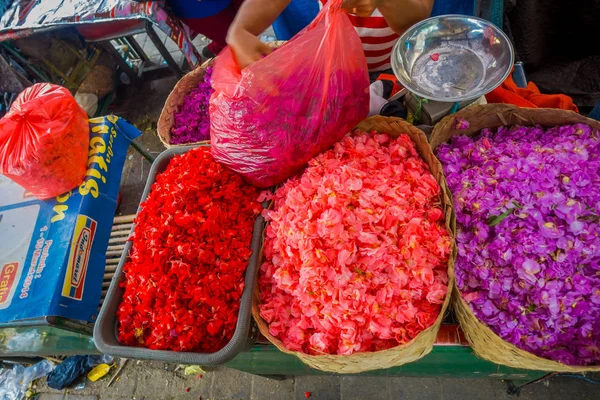 Açık Bali çiçek pazarı. Çiçekler her gün tapınaklar, renkli sepet içinde de sembolik teklifleri olarak Bali dili Hindular tarafından kullanılır — Stok fotoğraf