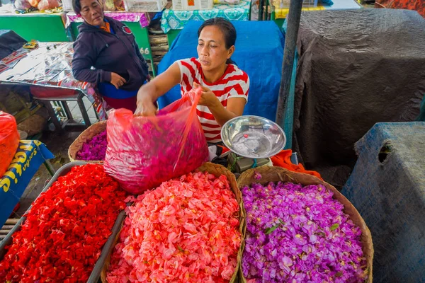 Bali, Endonezya - 08 Şubat 2017: Kimliği belirsiz kişiler açık havada Bali çiçek pazarı. Çiçekler her gün tapınaklar, renkli sepet içinde de sembolik teklifleri olarak Bali dili Hindular tarafından kullanılır — Stok fotoğraf