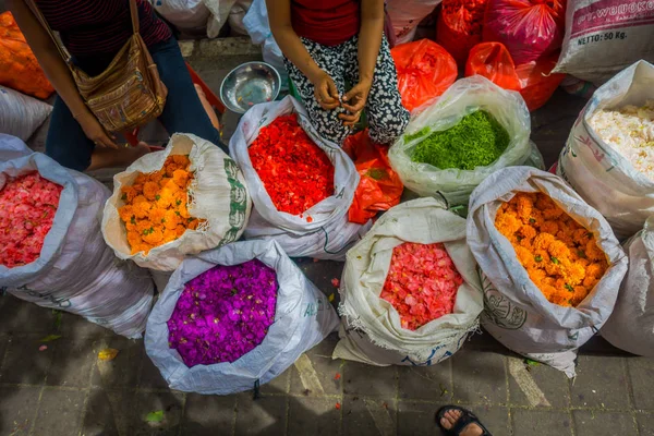 Outdoor Bali flower market. Flowers are used daily by Balinese Hindus as symbolic offerings at temples, inside of colorful baskets — Stock Photo, Image