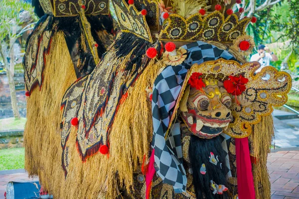 BALI, INDONESIA - 08 DE MARZO DE 2017: Trajes típicos balineses hechos de granos de arroz, frijoles y maíz dentro del templo real del Imperio Mengwi ubicado en Mengwi en Bali, Indonesia — Foto de Stock