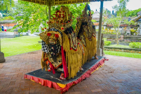 BALI, INDONÉSIA - MARÇO 08, 2017: Trajes balineses típicos feitos de grãos de arroz, feijão e milho dentro do templo real do Império Mengwi localizado em Mengwi, em Bali, Indonésia — Fotografia de Stock