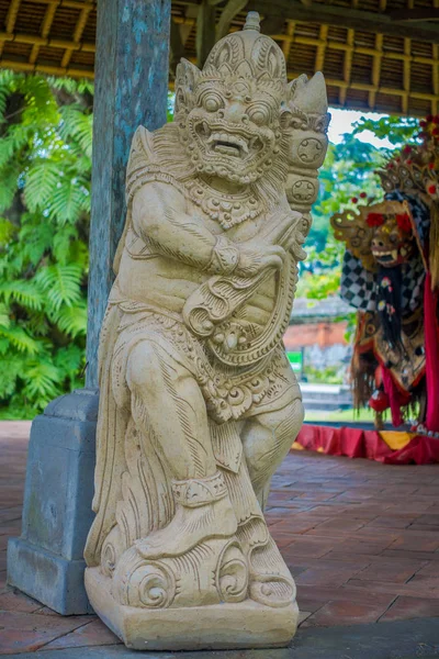 BALI, INDONESIA - 08 DE MARZO DE 2017: Hermosa estatua de piedra dentro del templo real del Imperio Mengwi ubicado en Mengwi en Bali, Indonesia —  Fotos de Stock