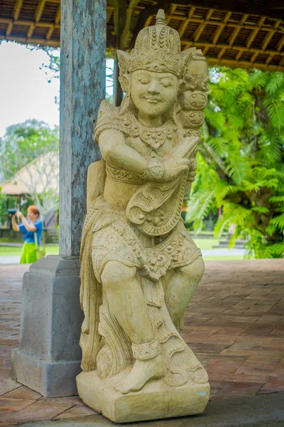 BALI, INDONESIA - 08 DE MARZO DE 2017: Hermosa estatua de piedra dentro del templo real del Imperio Mengwi ubicado en Mengwi en Bali, Indonesia —  Fotos de Stock