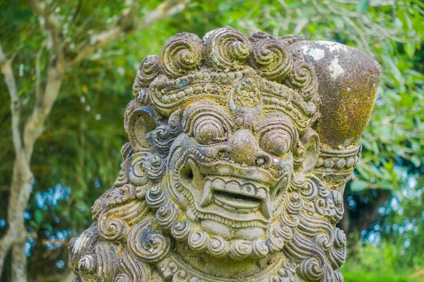 Bali, Indonesien - 08 mars 2017: Närbild på en vacker sten staty inne i det kungliga templet av Mengwi riket ligger i Mengwi i Bali, Indonesien — Stockfoto
