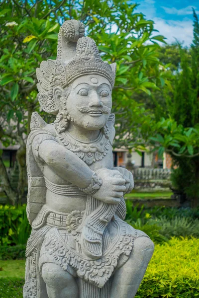 BALI, INDONESIA - 08 DE MARZO DE 2017: Hermosa estatua de piedra dentro del templo real del Imperio Mengwi ubicado en Mengwi en Bali, Indonesia —  Fotos de Stock