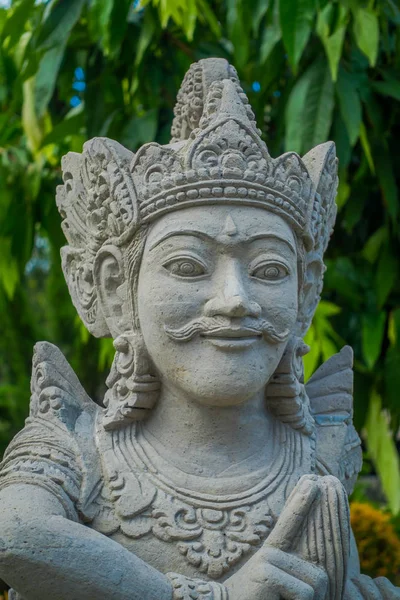 BALI, INDONESIA - 08 DE MARZO DE 2017: Primer plano de una hermosa estatua de piedra dentro del templo real del Imperio Mengwi ubicado en Mengwi en Bali, Indonesia —  Fotos de Stock