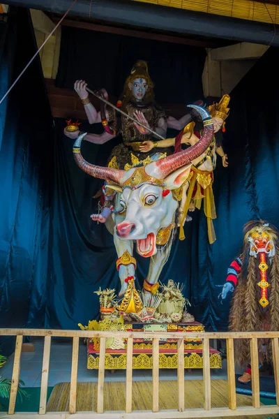 BALI, INDONESIA - 08 DE MARZO DE 2017: Impresionante estructura hecha a mano, estatua de Ogoh-ogoh construida para el desfile de Ngrupuk, que tiene lugar en el mismo día de Nyepi en Bali, Indonesia. Unas vacaciones hindúes marcadas por —  Fotos de Stock