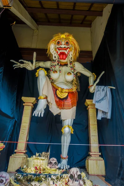 Bali, indonesien - märz 08, 2017: beeindruckende handgefertigte struktur, ogoh-ogoh statue, die für die ngrupuk parade gebaut wurde, die gerade am nyepi tag in bali, indonesien stattfindet. ein hinduistischer Feiertag, der von — Stockfoto