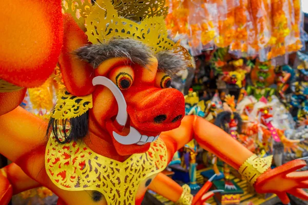 BALI, INDONESIA - 08 DE MARZO DE 2017: Impresionante estructura hecha a mano, estatua de Ogoh-ogoh construida para el desfile de Ngrupuk, que tiene lugar en el mismo día de Nyepi en Bali, Indonesia. Unas vacaciones hindúes marcadas por — Foto de Stock