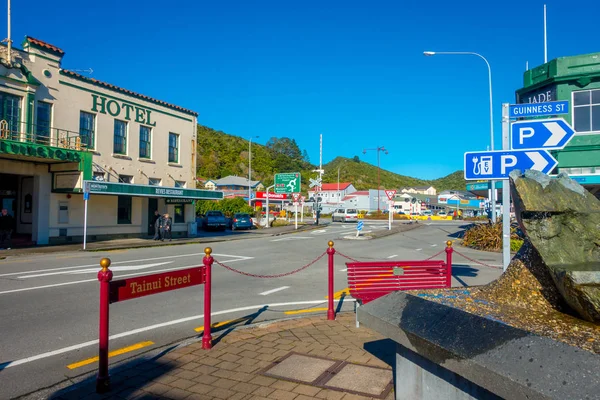 Südinsel, Neuseeland - 23. Mai 2017: Unbekannte laufen auf der Straße in der Hauptstraße Südstraße, Neuseeland — Stockfoto