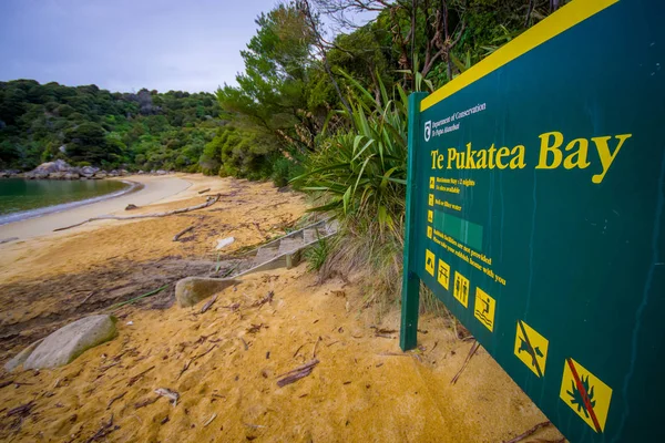 ISLA DEL SUR, NUEVA ZELANDA - 22 DE MAYO DE 2017: Señal informativa en la playa en el Parque Nacional Abel Tasman ubicado en Isla Sur en Nueva Zelanda — Foto de Stock