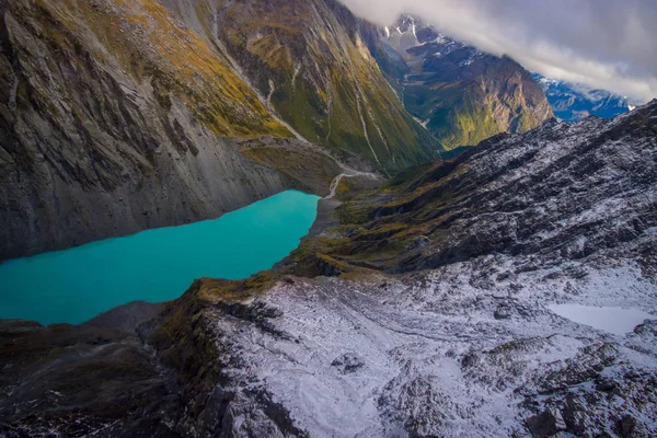 Beautiful landscape and turquoise lagoon, mighty mountains covered by snow behind, South Island in New Zealand — Stock Photo, Image