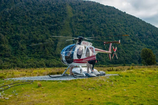 Ilha do Sul, Nova Zelândia - 21 de maio de 2017: Helicóptero à espera de caçadores em South Westlands Southern Alps, Nova Zelândia — Fotografia de Stock