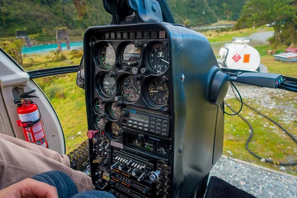 ISLA DEL SUR, NUEVA ZELANDA - 21 DE MAYO DE 2017: Piloto usando cabina de mando del helicóptero, en South Westlands Southern Alps, Nueva Zelanda — Foto de Stock