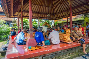 Bali, Endonezya - 05 Nisan 2017: Ubud Bali güzel tapınakta bir binada içinde dinlenme kimliği belirsiz kişi bulunan Endonezya