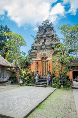 Bali, Endonezya - 05 Nisan 2017: Ubud Bali güzel tapınakta bulunan Endonezya